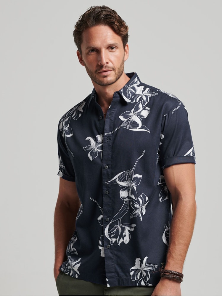 Monochrom Hibiscus Marineblau - Superdry Kurzärmeliges Hemd mit Hawaiiprint - Bild 1 von 6 Monochrom Hibiscus Marineblau - Superdry Kurzärmeliges Hemd mit Hawaiiprint - Bild 1 von 6