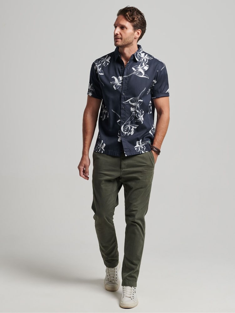 Monochrom Hibiscus Marineblau - Superdry Kurzärmeliges Hemd mit Hawaiiprint - Bild 2 von 6 Monochrom Hibiscus Marineblau - Superdry Kurzärmeliges Hemd mit Hawaiiprint - Bild 2 von 6
