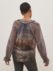 Anthrazit/Landschaftsdruck - Langärmelige, transparente Bluse mit V-Ausschnitt und Spitzenbesatz - Bild 2 von 6
