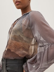 Anthrazit/Landschaftsdruck - Langärmelige, transparente Bluse mit V-Ausschnitt und Spitzenbesatz - Bild 5 von 6