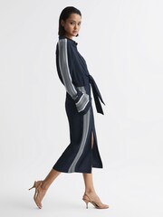 Reiss Arabella Side Stripe Tie Front Midi Dress - Obraz 7 z 8