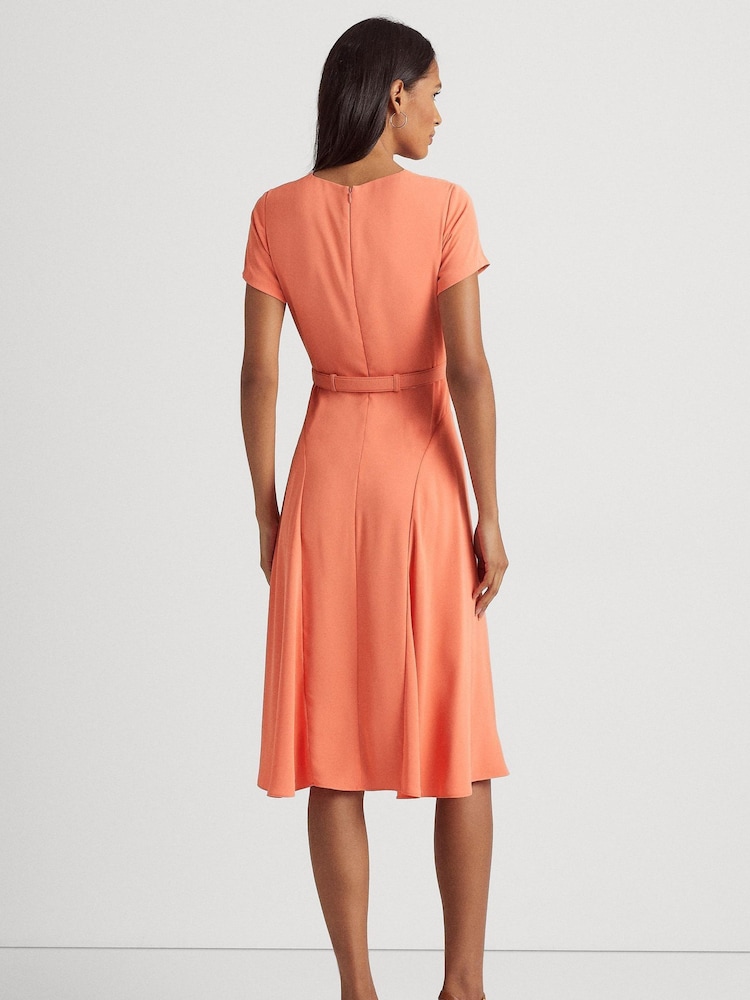 Sukienka Lauren Ralph Lauren z żorżety, z krótkim rękawem i paskiem, w kolorze koralowym różowym - Image 3 of 6