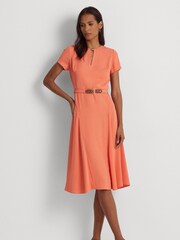 Sukienka Lauren Ralph Lauren z żorżety, z krótkim rękawem i paskiem, w kolorze koralowym różowym - Image 4 of 6
