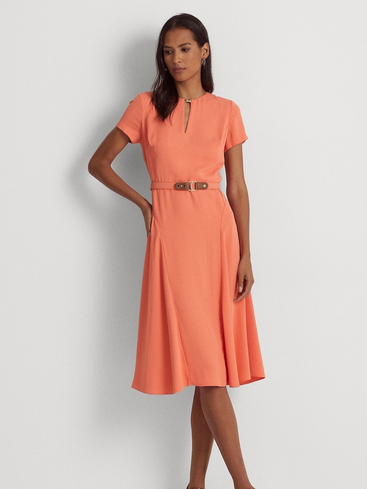 Sukienka Lauren Ralph Lauren z żorżety, z krótkim rękawem i paskiem, w kolorze koralowym różowym - Image 4 of 6