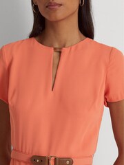 Sukienka Lauren Ralph Lauren z żorżety, z krótkim rękawem i paskiem, w kolorze koralowym różowym - Image 5 of 6