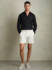Blanco - Pantalones cortos chinos informales de estilo corto Wicket S de Reiss - Imagen 1 de 5