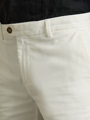 Blanco - Pantalones cortos chinos informales de estilo corto Wicket S de Reiss - Imagen 4 de 5