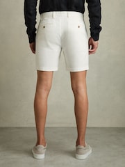 Blanco - Pantalones cortos chinos informales de estilo corto Wicket S de Reiss - Imagen 5 de 5