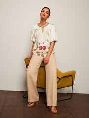 Ecru/Creme mit Blumenmuster - Top mit 3/4-Ärmel und Schlitzausschnitt - Bild 2 von 5