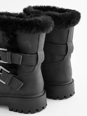 Schwarz - Warme Stiefel mit Schnallenriemen und Fellimitatfutter - Bild 6 von 6