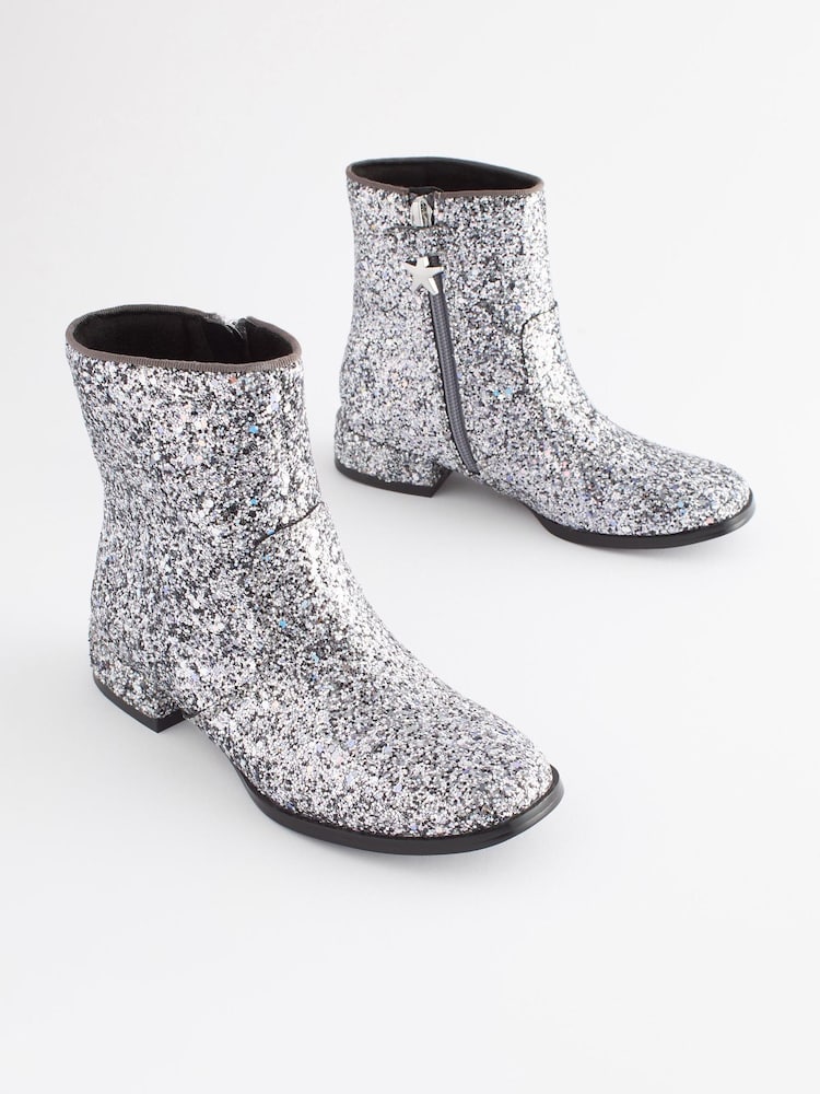 Silber glitzernd - Absatzstiefel für besondere Anlässe - Bild 1 von 5 Silber glitzernd - Absatzstiefel für besondere Anlässe - Bild 1 von 5