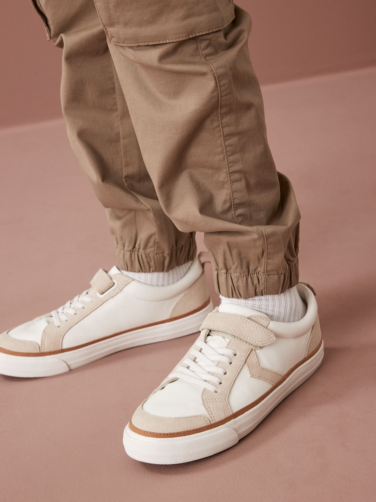 Weiß - Turnschuhe mit Sparrendetail, Klettverschluss und elastischen Schnürsenkeln - Bild 1 von 9 Weiß - Turnschuhe mit Sparrendetail, Klettverschluss und elastischen Schnürsenkeln - Bild 1 von 9