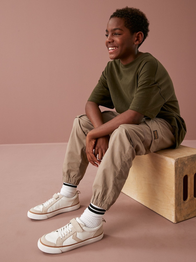 Weiß - Turnschuhe mit Sparrendetail, Klettverschluss und elastischen Schnürsenkeln - Bild 2 von 9 Weiß - Turnschuhe mit Sparrendetail, Klettverschluss und elastischen Schnürsenkeln - Bild 2 von 9