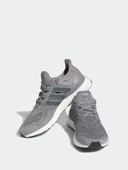 رمادي - حذاء رياضي Ultraboost 1.0 من adidas Sportswear - صورة 2 من 5
