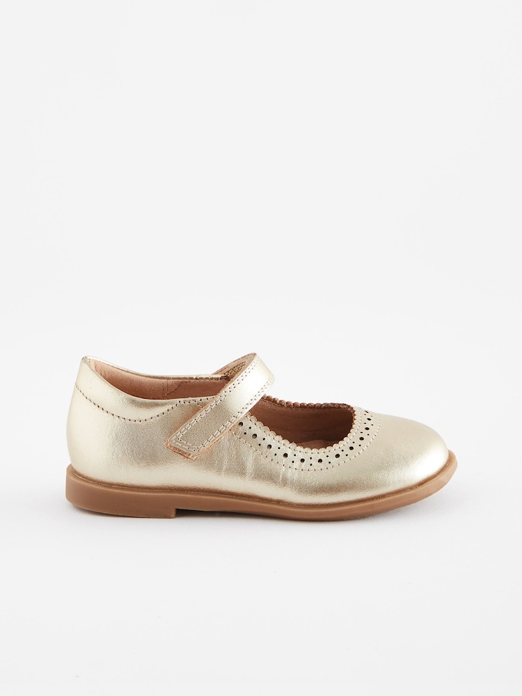Goldfarbenes Leder - Mary Jane Brogues aus Leder mit Klettverschluss - Bild 2 von 5 Goldfarbenes Leder - Mary Jane Brogues aus Leder mit Klettverschluss - Bild 2 von 5