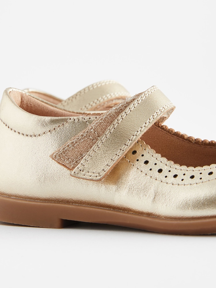 Goldfarbenes Leder - Mary Jane Brogues aus Leder mit Klettverschluss - Bild 5 von 5 Goldfarbenes Leder - Mary Jane Brogues aus Leder mit Klettverschluss - Bild 5 von 5