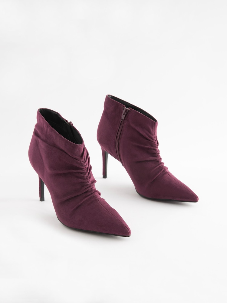 Beerenrot - Forever Comfort® Stiefeletten mit spitzer Zehenpartie und Raffung - Bild 1 von 5 Beerenrot - Forever Comfort® Stiefeletten mit spitzer Zehenpartie und Raffung - Bild 1 von 5