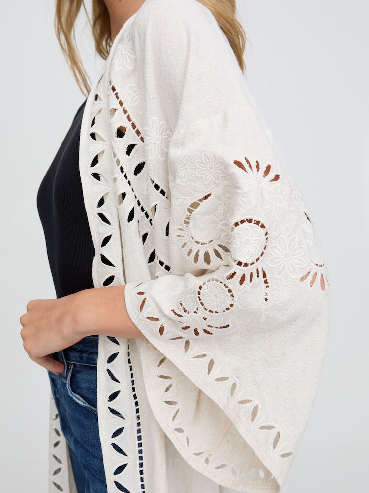 Raffya Lupe Edge To Edge Embroidered Kimono In - صورة 4 من 4 Raffya Lupe Edge To Edge Embroidered Kimono In - صورة 4 من 4