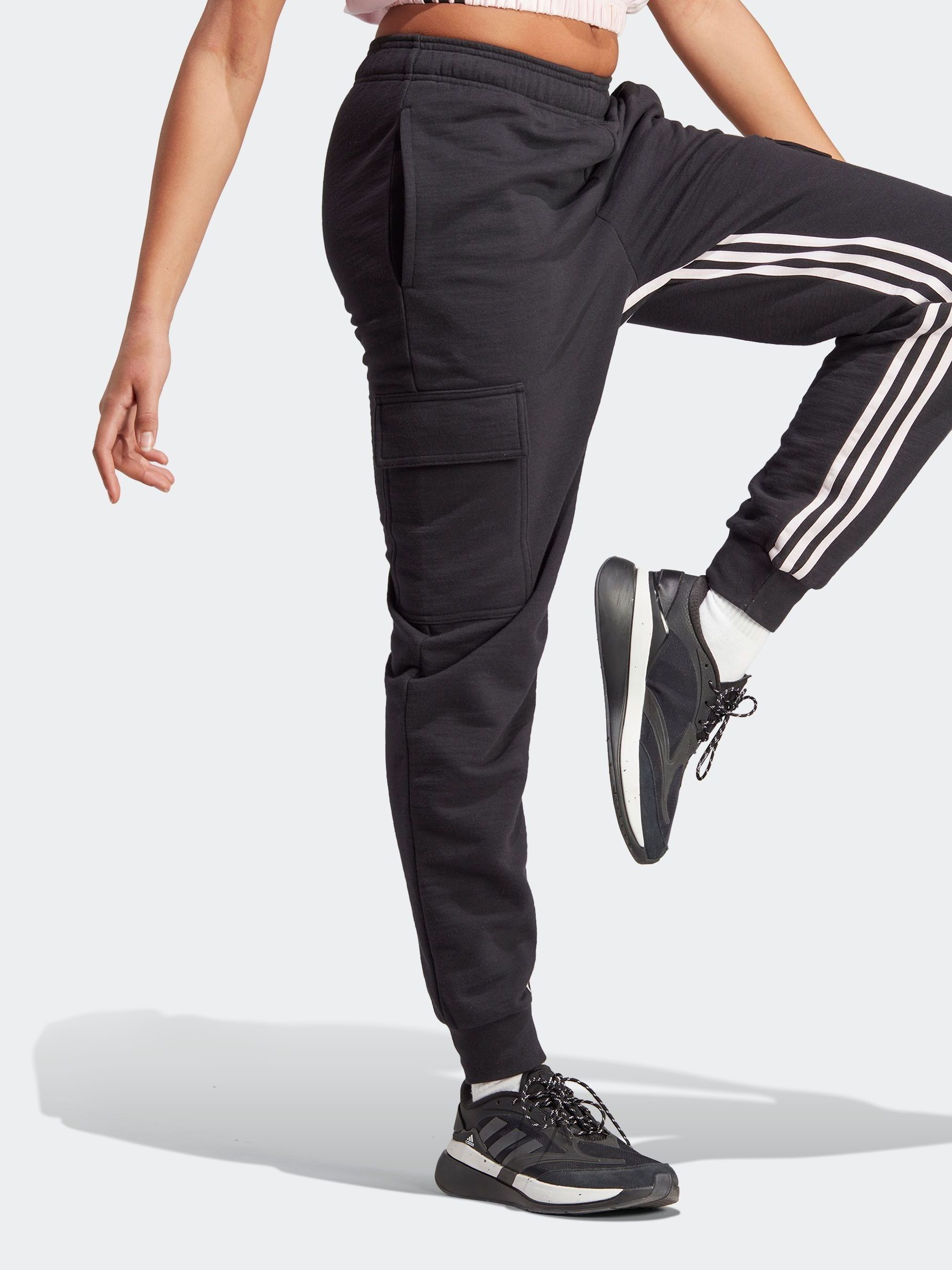 Kaufe Sie adidas Tapered Sportswear Dance Cargo Jogginghose in Tapered Fit mit 3 Streifendesign und hohem Bund bei Next Deutschland