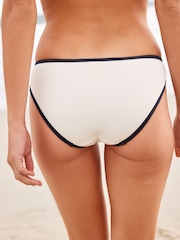 Weiß/Blau Kontrast - Bikinihose mit hohem Beinausschnitt - Bild 3 von 5