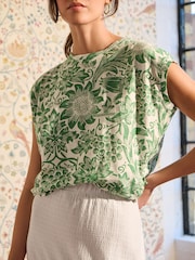 أخضر من William Morris - تيشرت قطن 100% مزيّن بطبعة وبأكمام قصيرة منسدلة وبياقة بحافة مستديرة بمظهر نسيج جيرسيه مغزول - صورة 4 من 6