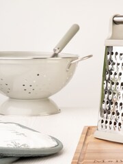 Mary Berry White Flowers Double Oven 100% Cotton Gloves - Image 1 of 4