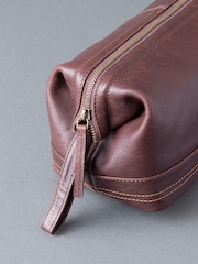 Lakeland Leather Brown Keswick Leather Washbag - Image 4 of 4