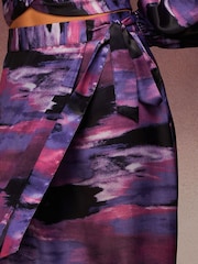 Violett, Knüpfbatik, bedruckt - Satin-Midi-Rock zum Wickeln - Bild 3 von 4