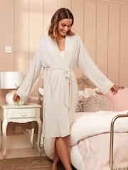روب مودال بتشذيب دانتيل من Laura Ashley - صورة 1 من 6