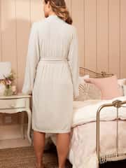 روب مودال بتشذيب دانتيل من Laura Ashley - صورة 3 من 6