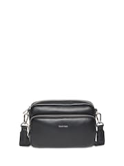 Calvin Klein Logo Pebbled Crossbody Camera Bag - Imagen 1 de 3
