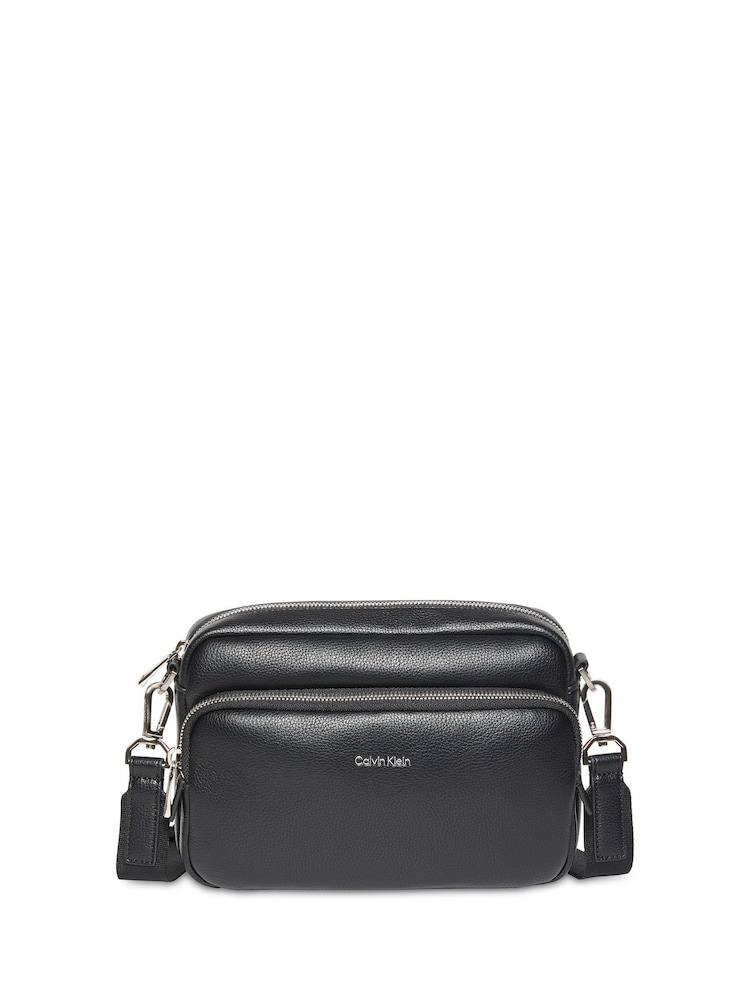 Calvin Klein Logo Pebbled Crossbody Camera Bag - Imagen 1 de 3
