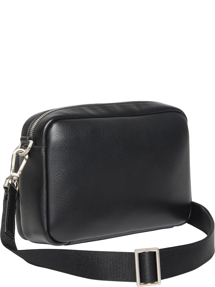 Calvin Klein Logo Pebbled Crossbody Camera Bag - Imagen 2 de 3