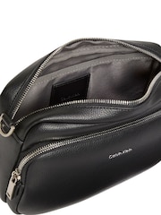 Calvin Klein Logo Pebbled Crossbody Camera Bag - Imagen 3 de 3