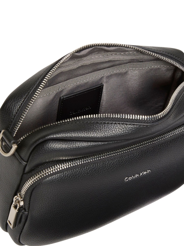 Calvin Klein Logo Pebbled Crossbody Camera Bag - Imagen 3 de 3