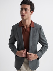 قميص بولو صوف ميرينو بياقة مفتوحة Duchie من REISS - Image 6 of 6