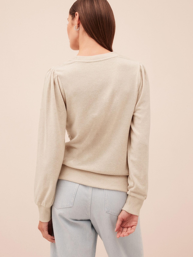 Neutral mit Stern - Kuschelig leichter Pullover mit Rundhalsausschnitt und weichen Ärmeln​​​​​​​ - Bild 2 von 4