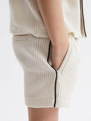 Crudo - Pantalones cortos con cordón ajustable y diseño texturizado Dexter de Reiss - Imagen 4 de 6