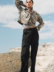 Schwarz - Tailored-Cargohose mit weitem Bein - Bild 1 von 4