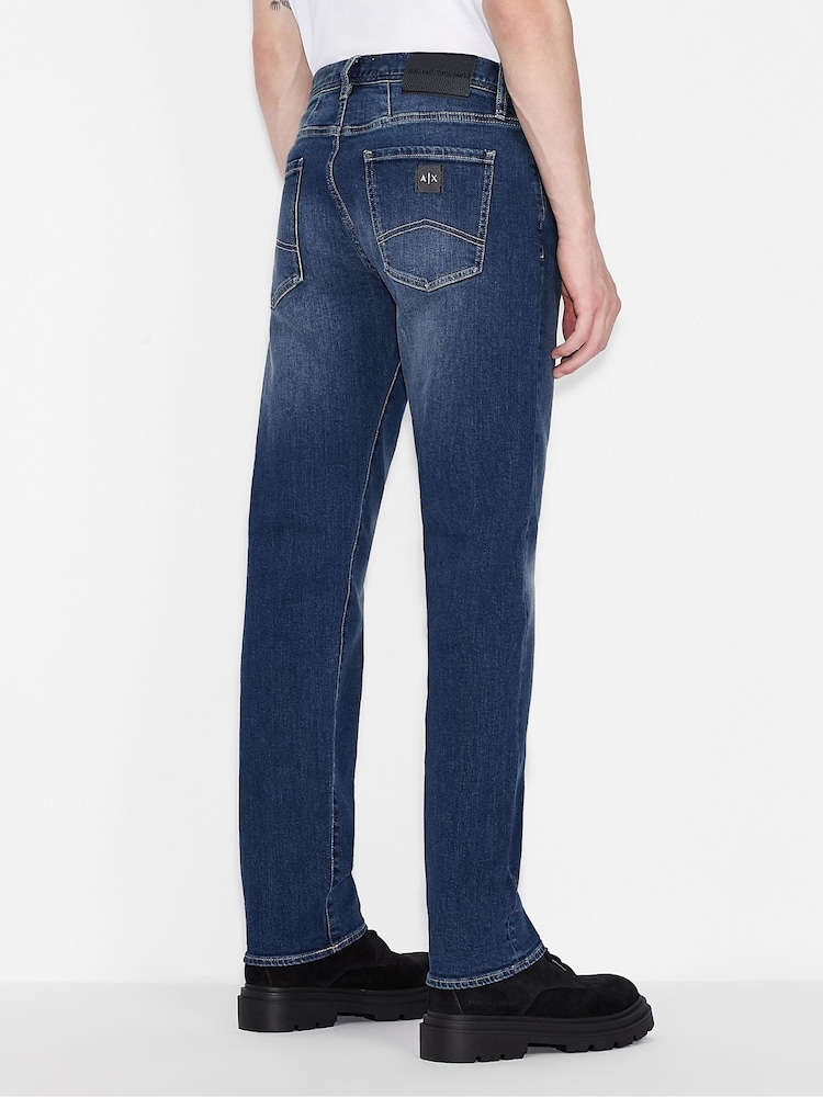 دنيم أزرق متوسط - جينز رجالي مقاس مستقيم J16 من Armani Exchange - صورة 2 من 5 دنيم أزرق متوسط - جينز رجالي مقاس مستقيم J16 من Armani Exchange - صورة 2 من 5