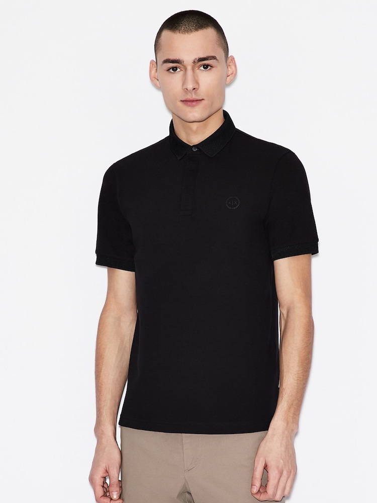 قميص بولو بشعار دائري صغير لون أسود من Armani Exchange - صورة 1 من 12
