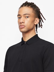 قميص بولو بشعار دائري صغير لون أسود من Armani Exchange - صورة 10 من 12