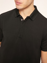 قميص بولو بشعار دائري صغير لون أسود من Armani Exchange - صورة 11 من 12