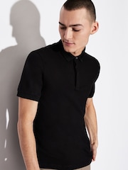 قميص بولو بشعار دائري صغير لون أسود من Armani Exchange - صورة 5 من 12