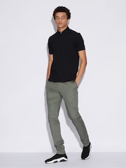قميص بولو بشعار دائري صغير لون أسود من Armani Exchange - صورة 7 من 12