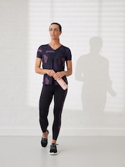 Темно-синий/бордовый с принтом - Сетчатая футболка с короткими рукавами Next Active Sports - Изображение 2 из 6