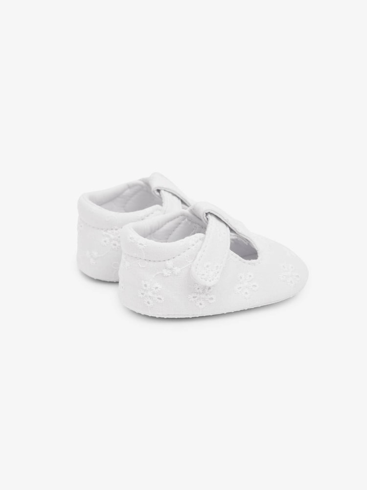 JoJo Maman Bébé Baby Stoffschuhe mit Lochstickerei - Bild 2 von 5 JoJo Maman Bébé Baby Stoffschuhe mit Lochstickerei - Bild 2 von 5