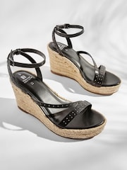Schwarz - Forever Comfort® Nietenbesetzte Lederschuhe mit Keilabsatz - Bild 1 von 5