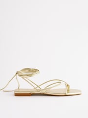 Gold - Signature Flache Sandalen aus Leder mit Knöchelriemen - Bild 6 von 9