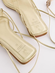 Gold - Signature Flache Sandalen aus Leder mit Knöchelriemen - Bild 7 von 9